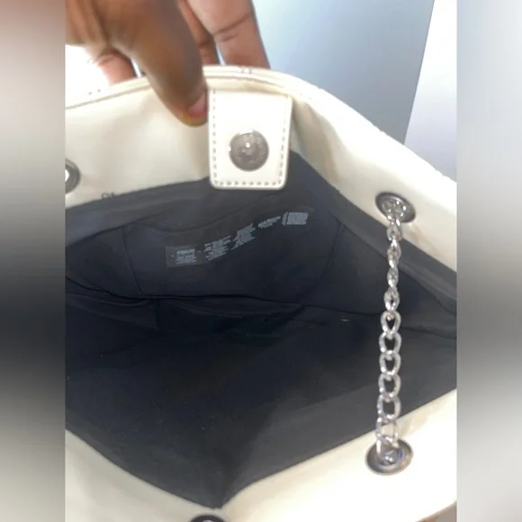 ASOS DESIGN off-white quilted tote with chain strap - Picture 7 of 8